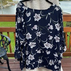 Fred David.  3X  navy blue blouse  with flowers